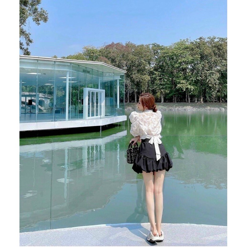 SET ÁO REN HOA NỔI TRẮNG CHÂN VÁY XOÈ ĐEN