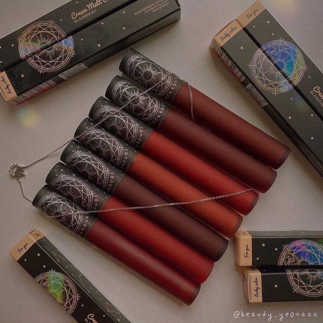 Son black rouge.