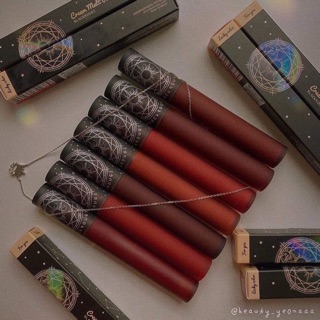 Son black rouge.