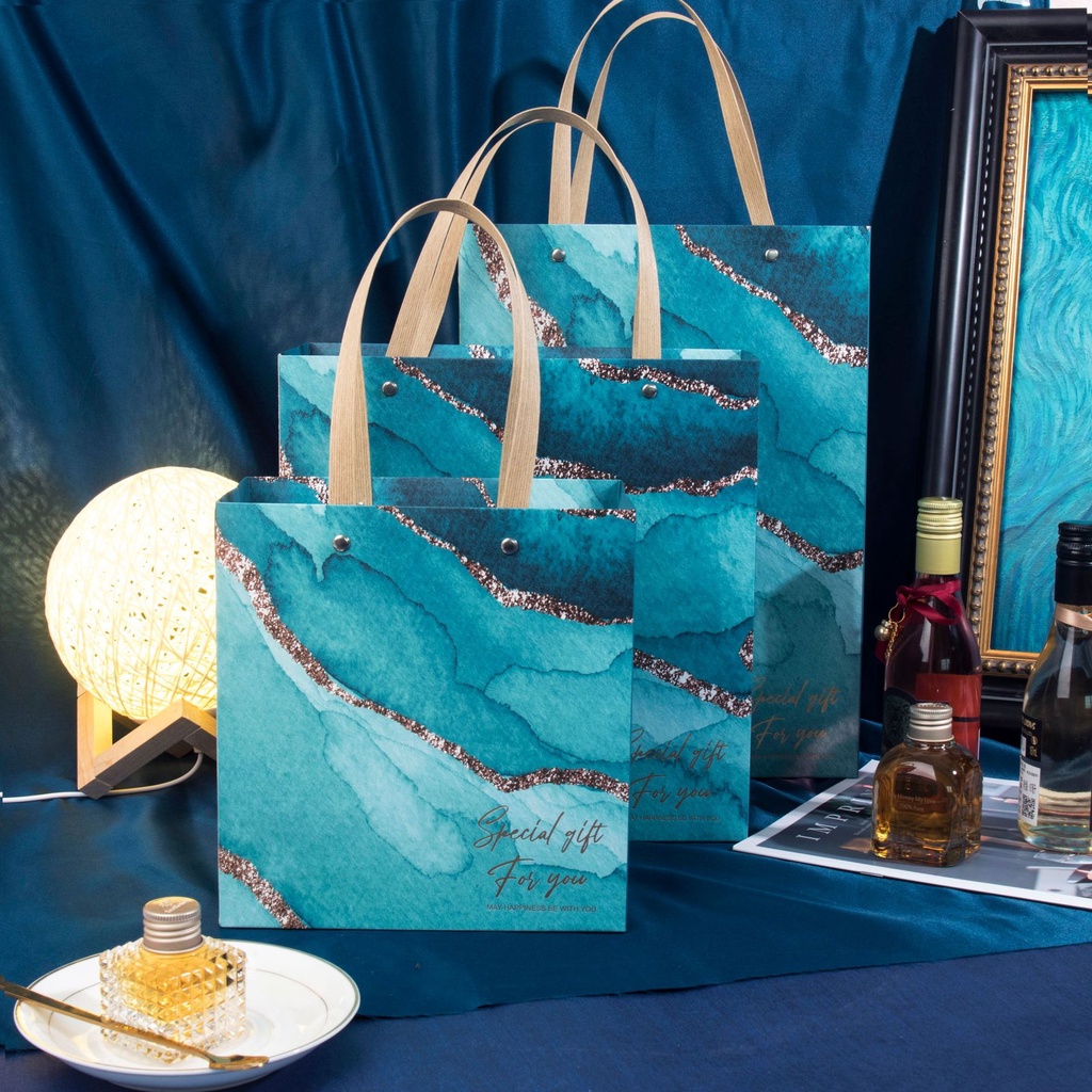 Túi giấy đựng quà tặng nhiều size, quai đinh tán; in họa tiết cẩm thạch xanh và hồng (Q544)