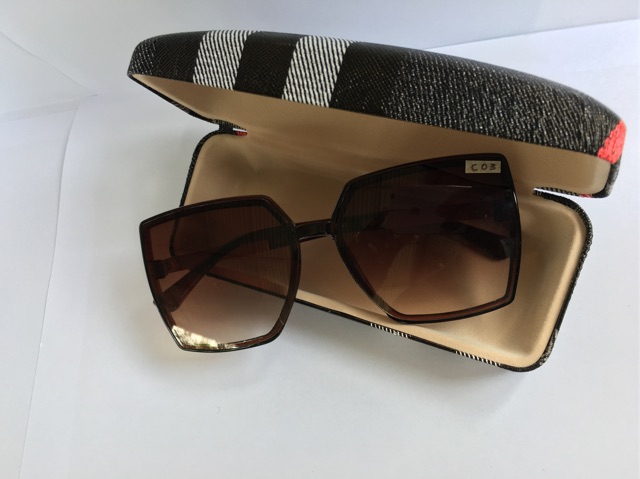 Kính mát nữ sành điệu mặt vuông mã kính C03