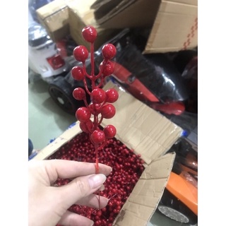 Chùm quả đỏ may mắn trang trí cây thông