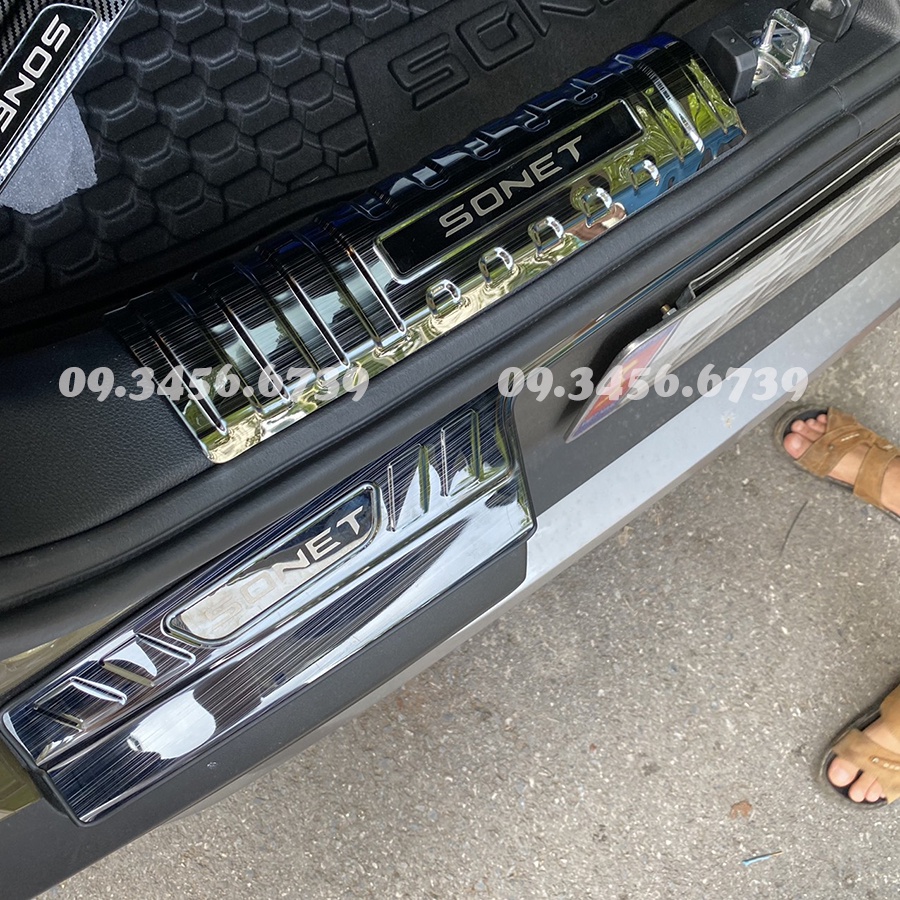 Ốp Chống Trầy Cốp Xe Kia Sonet 2022 2023 Mẫu Titan Cao Cấp chống trầy xước bậc cốp xe