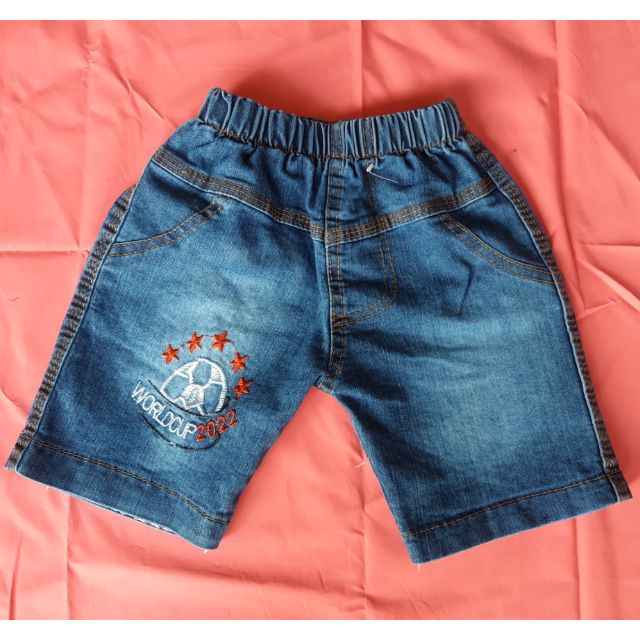 Quần jean 1 bé trai