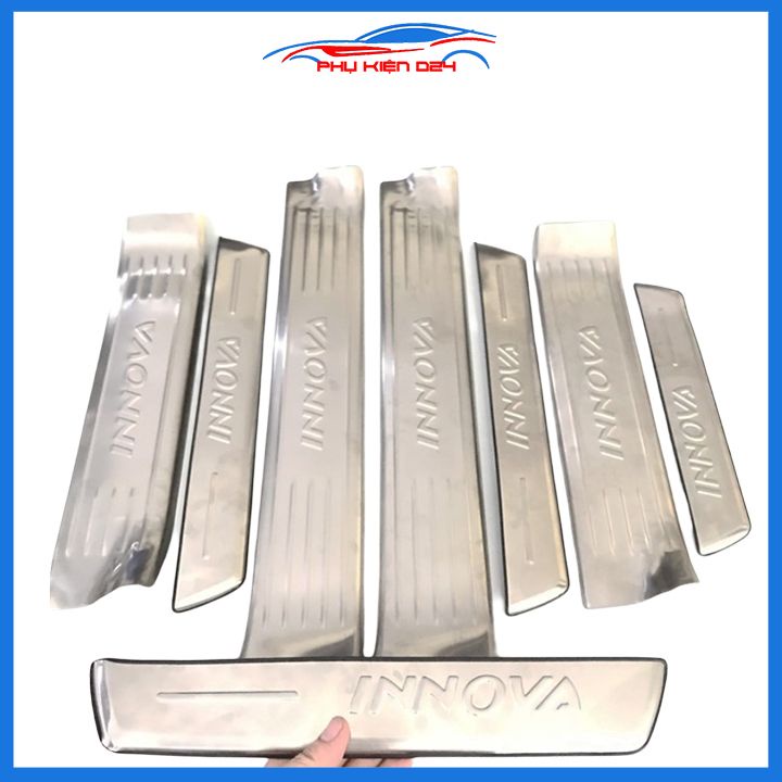 Bộ ốp bậc cửa trong ngoài nẹp bước chân Innova 2017-2018-2019-2020-2021-2022 Inox chống trầy trang trí xe
