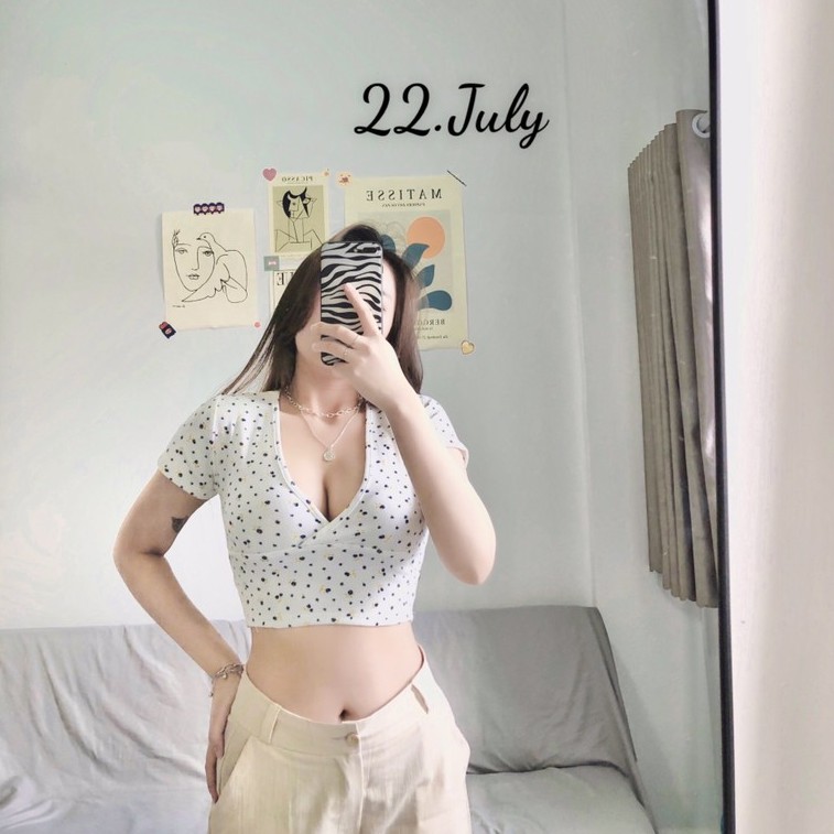 Áo croptop cổ chữ V xẻ ngực sexy, tôn dáng🌼kèm họa tiết hoa nhí🌼 | BigBuy360 - bigbuy360.vn