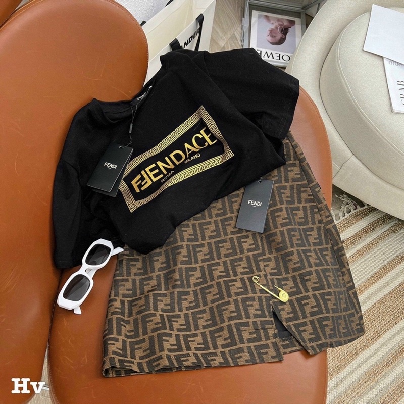 Set áo phông chân váy xẻ