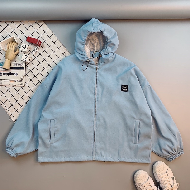 AKDL08_Áo Khoác Da Nữ Có Nón Phom Rộng Tay Phồng_Chất Da Lộn Hình Thêu Trước Và Chữ Sau_Vải Nhập Mịn Mát Không Xù Lông