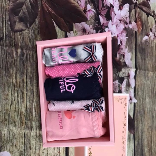 Thêm mẫu quần lót cute về nhé các chế có đủ mẫu cho mọi người trọn ạ giá vẫn không đổi nhiều màu nhiều mẫu mã đẹp😍😍😍.