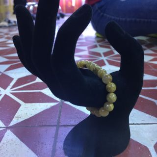 Tay nhung trưng bày trang sức