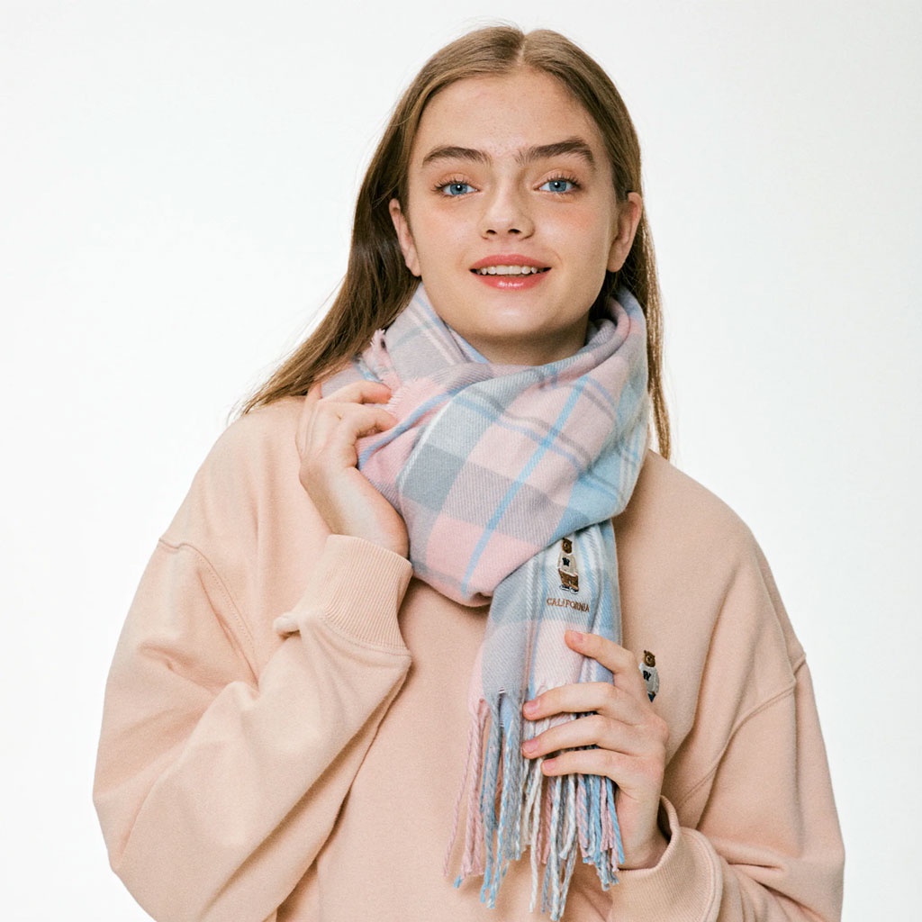 Áo sweater WHOAU WHMWB4981U họa tiết Steve phối vải lông