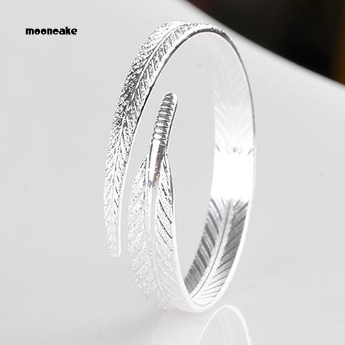 Vòng tay mạ bạc dạng hở đính lông vũ kiểu dáng vintage thời trang cho nữ