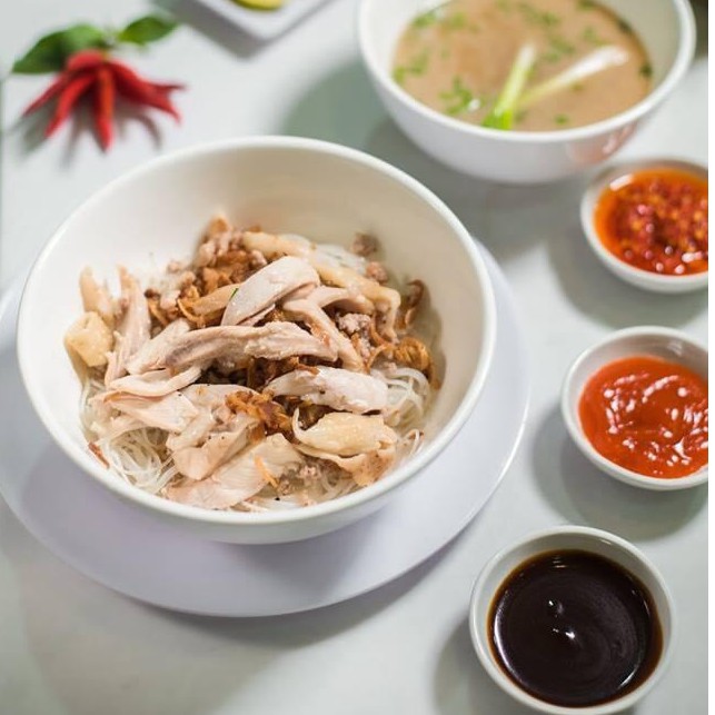 Combo Nguyên Liệu Phở Khô Gia Lai - 1kg Bánh phở - 330gr Tương đen - 150gr Sa tế tỏi ớt | BigBuy360 - bigbuy360.vn