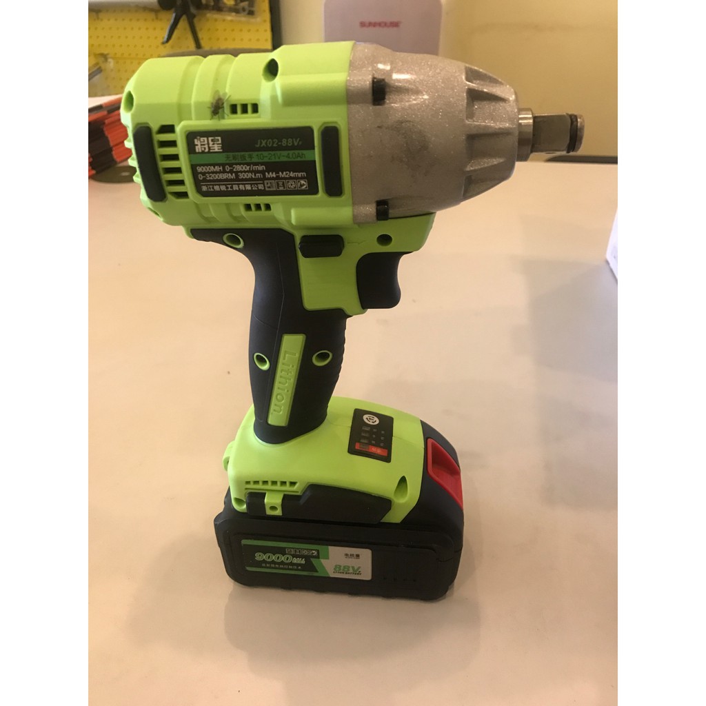 Máy tháo ốc bằng pin