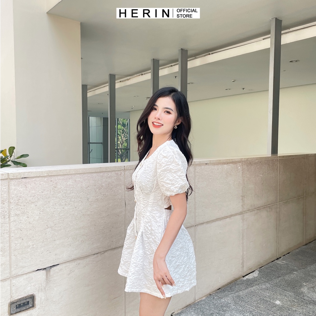 [Cúc áo Cườm] Váy trắng hở lưng chất gấm xốp in hoa nổi đầm dự tiệc sang trọng mã [V NGỰC] | BigBuy360 - bigbuy360.vn