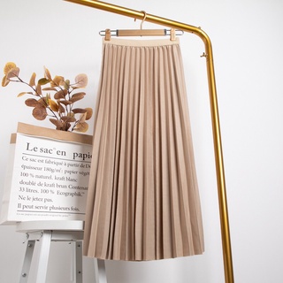 Chân váy xòe xếp li vải nhũ lưng thun form dài qua gối với kiểu dáng điệu đà vô cùng dễ thương