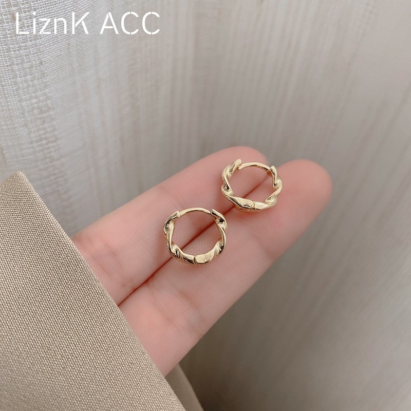 Khuyên tai nữ kiểu dáng độc đáo