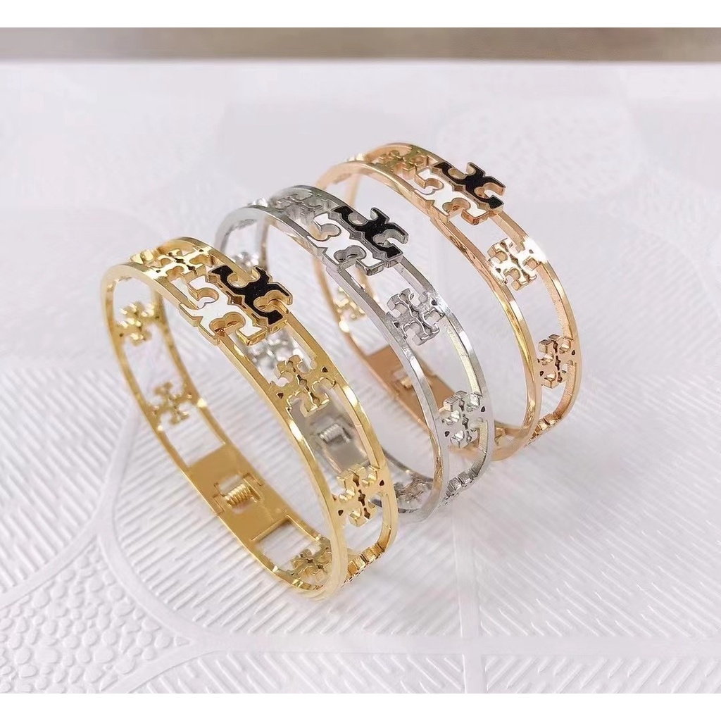 TORY BURCH Vòng Đeo Tay Bằng Thép Titan Thiết Kế Đục Lỗ Chữ TB Độc Đáo