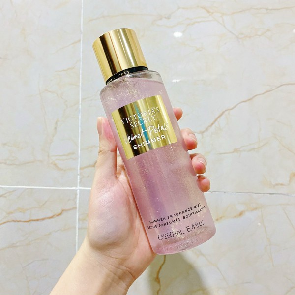 Xịt dưỡng thể lấp lánh Victoria Secret Fragrance Mist Shimmer Velvet Patals