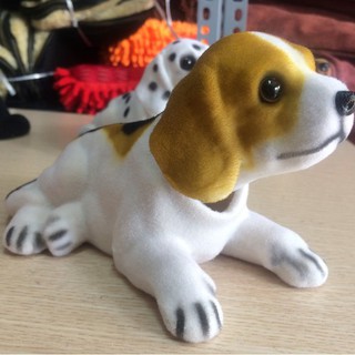 Chó Beagle lắc lư trên xe hơi