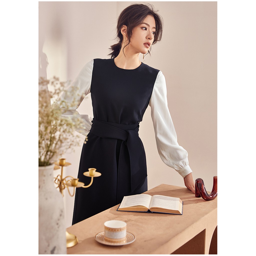 Đầm đen xòe phối tay trắng kèm đai 2022