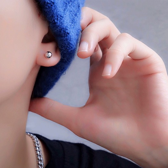 Khuyên tai bằng thép titan thiết kế hình quả tạ phong cách Hàn Quốc thời trang T423