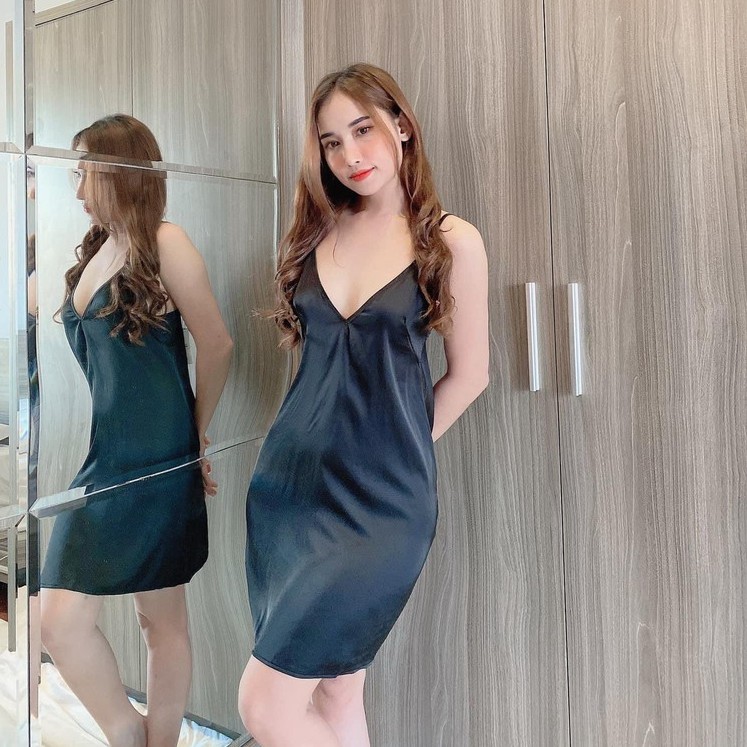 Váy ngủ satin hai dây hở lưng sexy với màu trắng xinh xắn