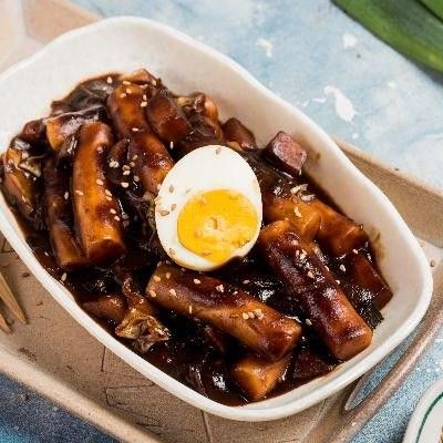 Bánh gạo Tteokbokki Hàn Quốc vị tương đen Ofood 140g