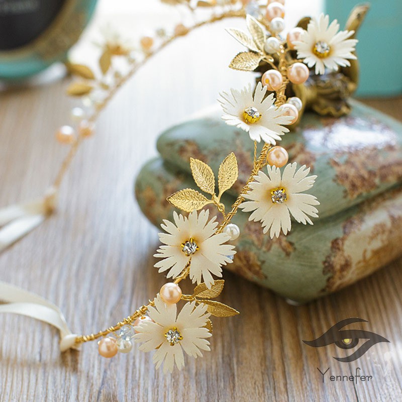 Cài tóc hoa xinh xắn trang trí kiểu tóc cho cô dâu