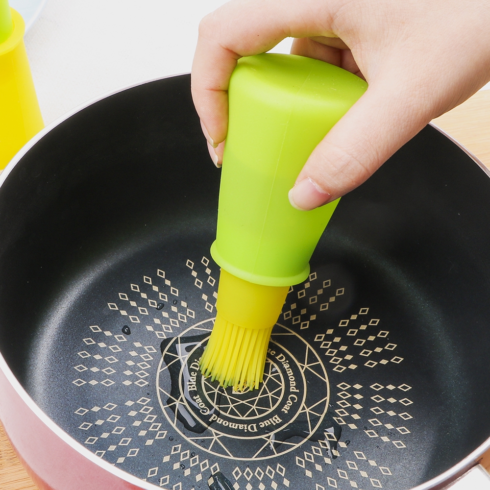 Chai đựng dầu bằng silicon có cọ phết tiện lợi cho nhà bếp