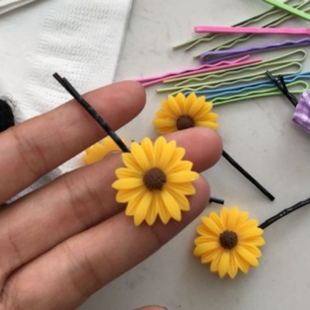 Kẹp tóc hoa cúc vàng