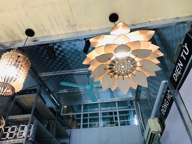Đèn led gỗ hình bông sen vàng