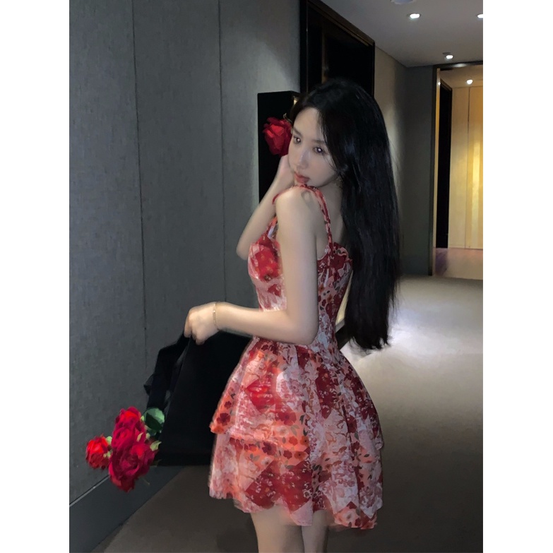 Váy hai dây đỏ xòe họa tiết hoa Dương Siêu Việt