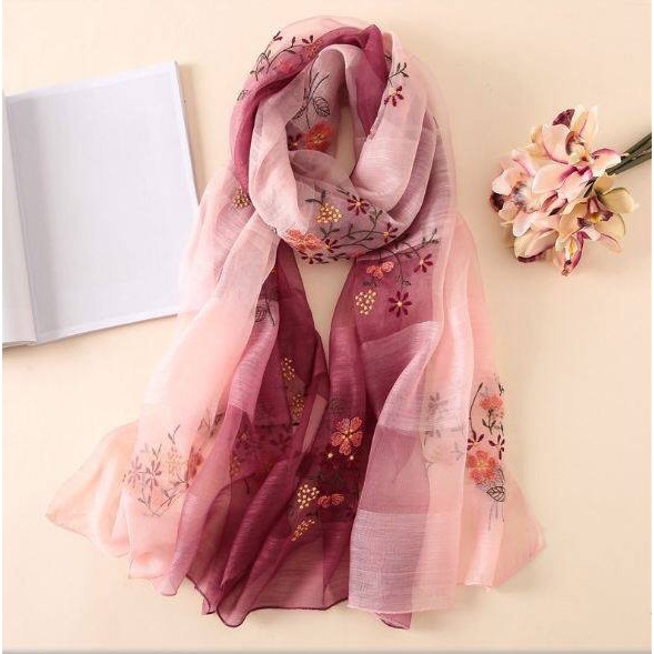 Set Khăn lụa pha màu đỏ đun thêu hoa