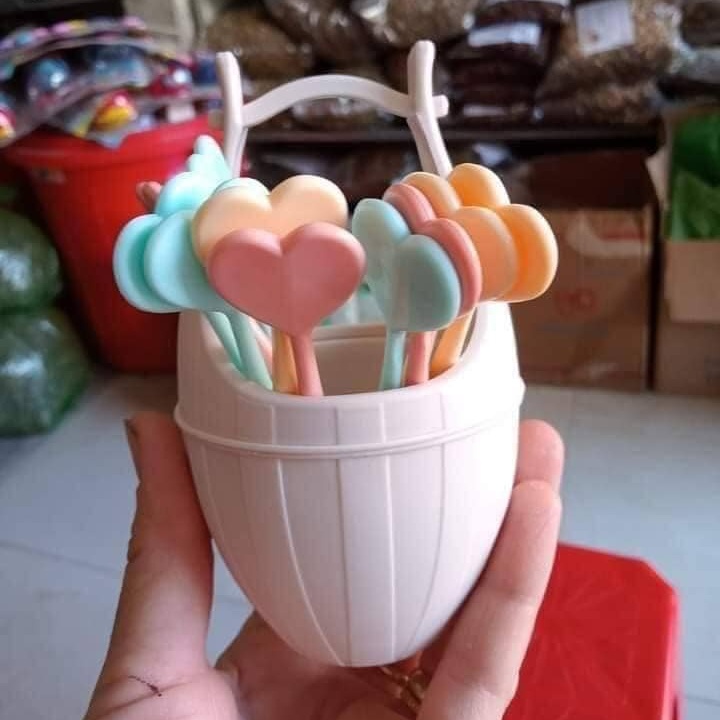 Bộ 10 chiếc dĩa xiên hoa quả hình trái tim kèm giỏ đựng có tay xách nĩa ăn trái cây đồ tráng miệng nhựa Việt Nhật 3399