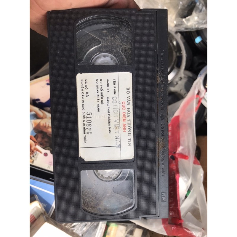 Băng VHS dùng để trang trí quán, trưng bày