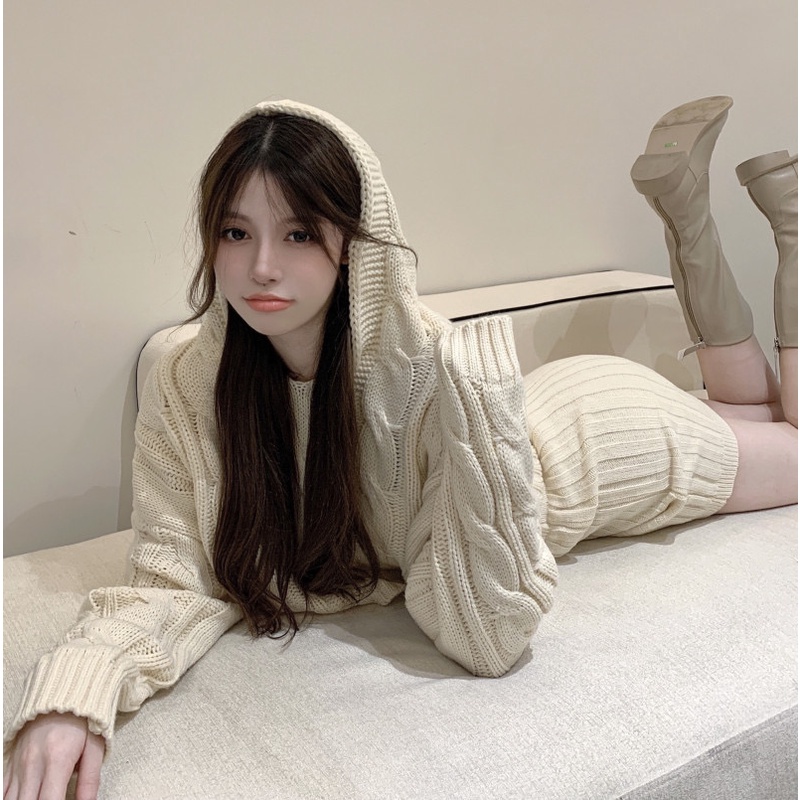 Set len gồm áo croptop nón + chân váy ngắn ôm cá tính