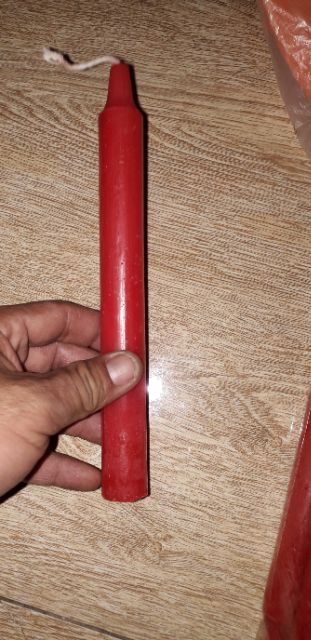Một cây nến_đèn cầy màu đỏ dài 20cm và đường kính 20ly có mùi thơm nhẹ