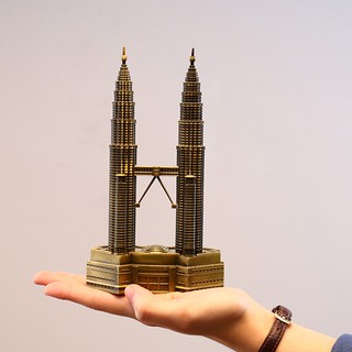 Mô hình tháp đôi Petronas cao 18 cm V.2 Màu Vàng Rêu quà tặng bạn trang trí nha cửa phòng làm việc Andhere