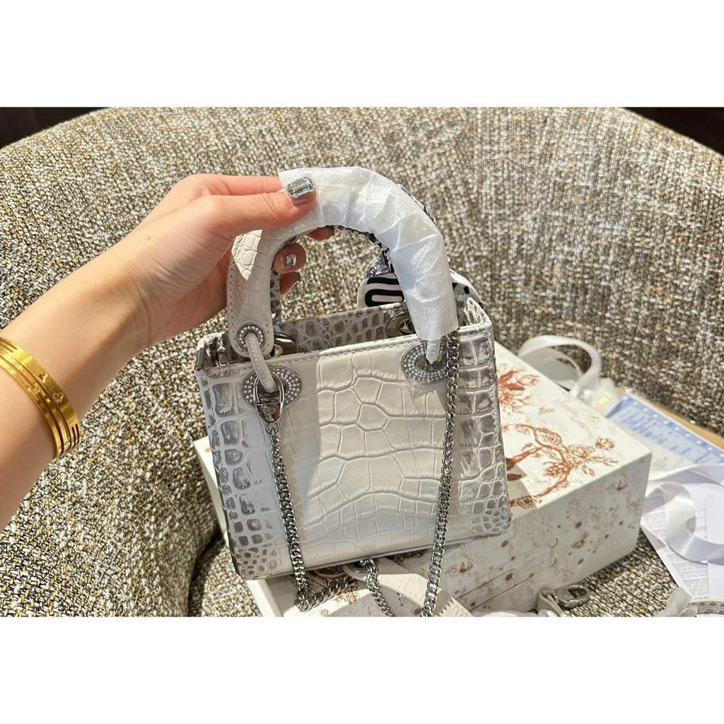 TÚI CD LADY BẠCH TẠNG TAG ĐÍNH ĐÁ SZ17