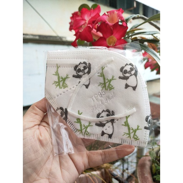 khẩu trang N95 họa tiết gấu trúc cho bé