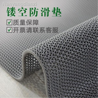 Thảm nhựa PVC đục lỗ lót bồn cầu tiện dụng