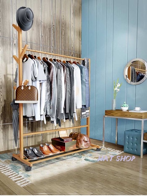 Kệ treo quần áo bằng gỗ tiện dụng