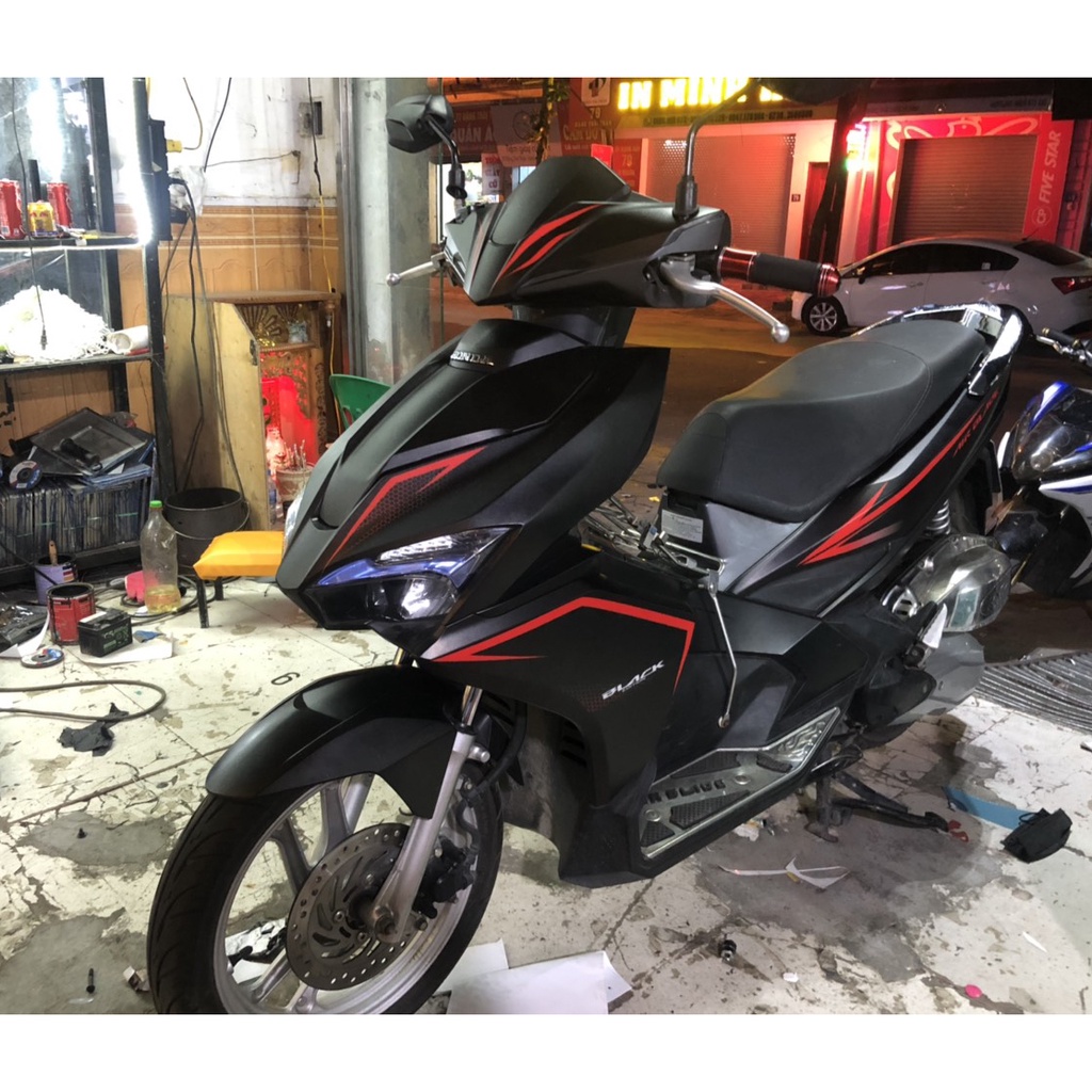Tem Trùm Air Blade Đen Nhám Chỉ Đỏ