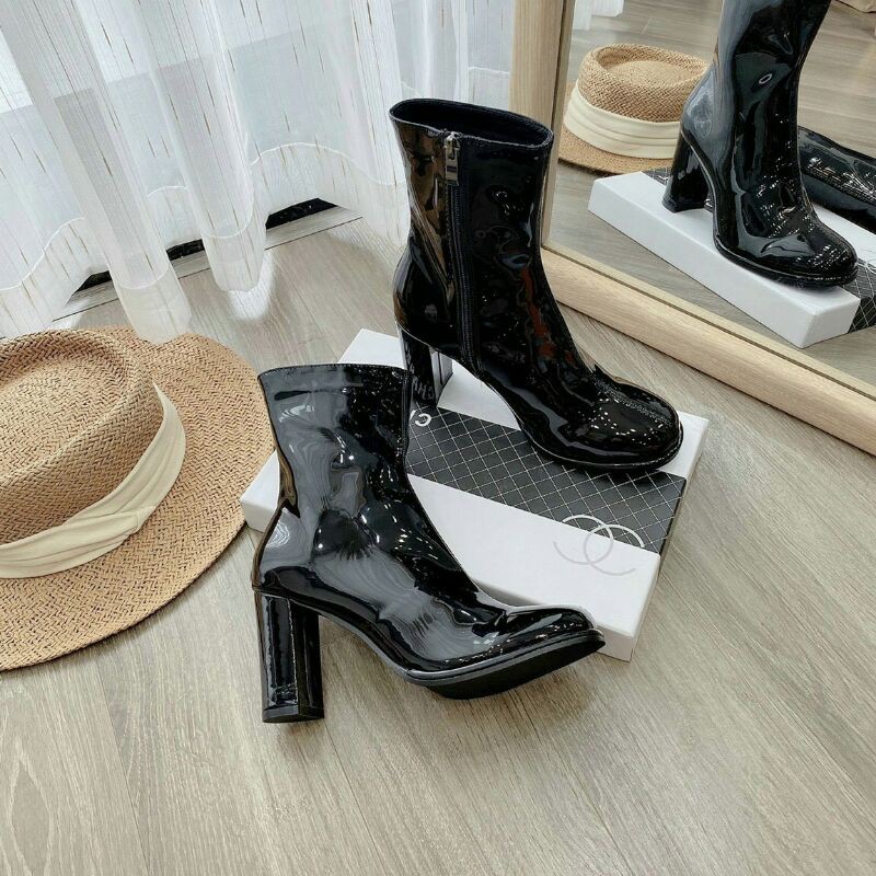 Boot gót vuông cao cổ  mũi tròn đen kem cao cấp hộp hoa đào.