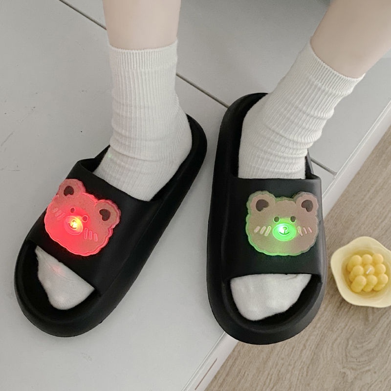 Các cặp đôi Dép và dép phong cách Hàn Quốc thời trang mùa hè của phụ nữ ký túc xá không trơn trượt bước vào shit cảm thấy ở nhà vui vẻ phát sáng dễ thương dép đế dày nam