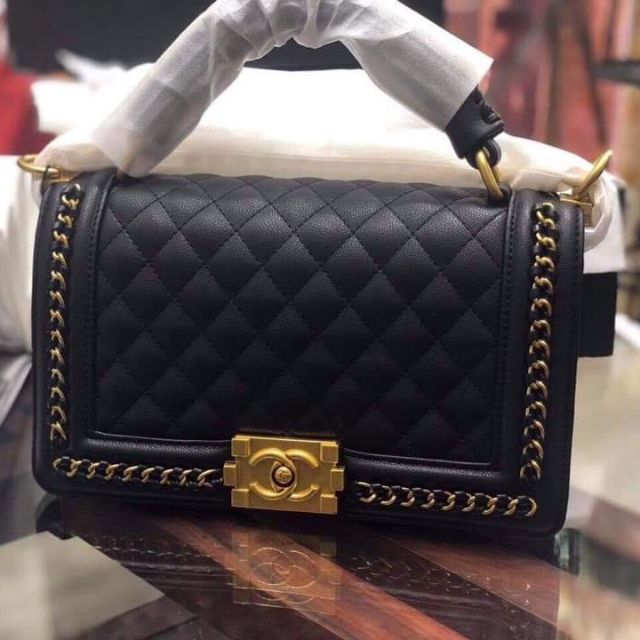 Túi Chanel Boy viền xích mạ vàng