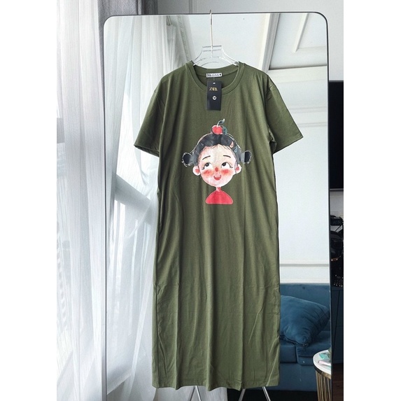 Váy cotton suông phối màu xanh mới lạ, đầm suông dài rộng cổ tròn tay lỡ xanh rêu họa tiết cô gái có túi hông tiện lợi