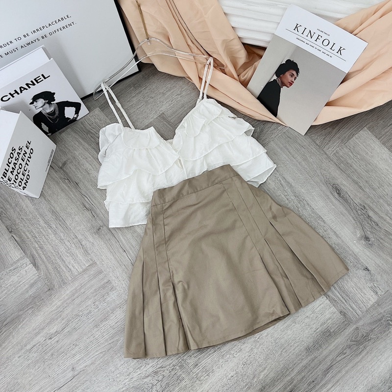 SET CROPTOP TRẮNG 2 DÂY BÈO TẦNG + CHÂN VÁY NUDE XẾP LY