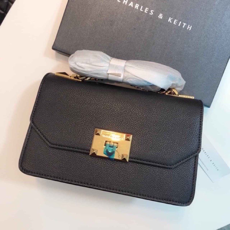 Túi khoá vuông đinh da trơn size 22 đẹp xuất sắc(không hộp) | BigBuy360 - bigbuy360.vn